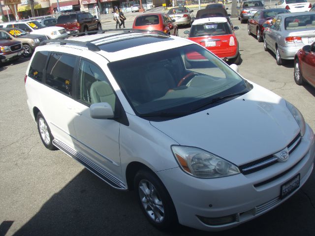 2004 TOYOTA SIENNA XLE AWD white this beautiful pearl white  2003 toyota sienna is the just family