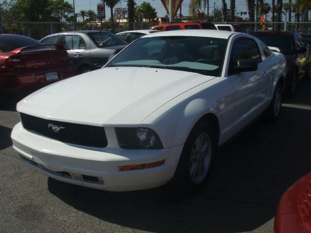 2005 FORD MUSTANG white new arrival   excellent running sporty  2005 ford mustang  fuel efficie