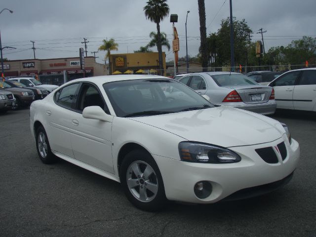 2006 PONTIAC GRAND PRIX BASE white excellent running sporty  2006 pontiac grand prix  fuel effici