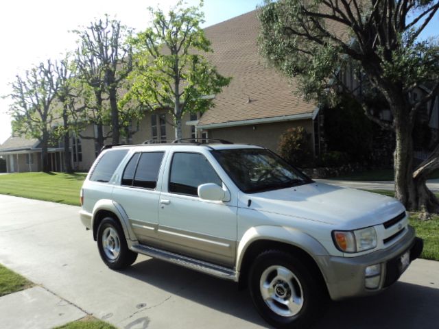 2000 INFINITI QX4 BASE, white, 4 ...