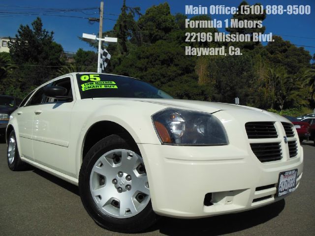 2005 DODGE MAGNUM V6 white v6 automatic very spacious 2 wheel drive4 doorair conditioningala