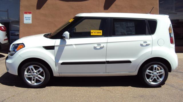 2011 Hyundai Entourage. 2011 Kia Soul for sale